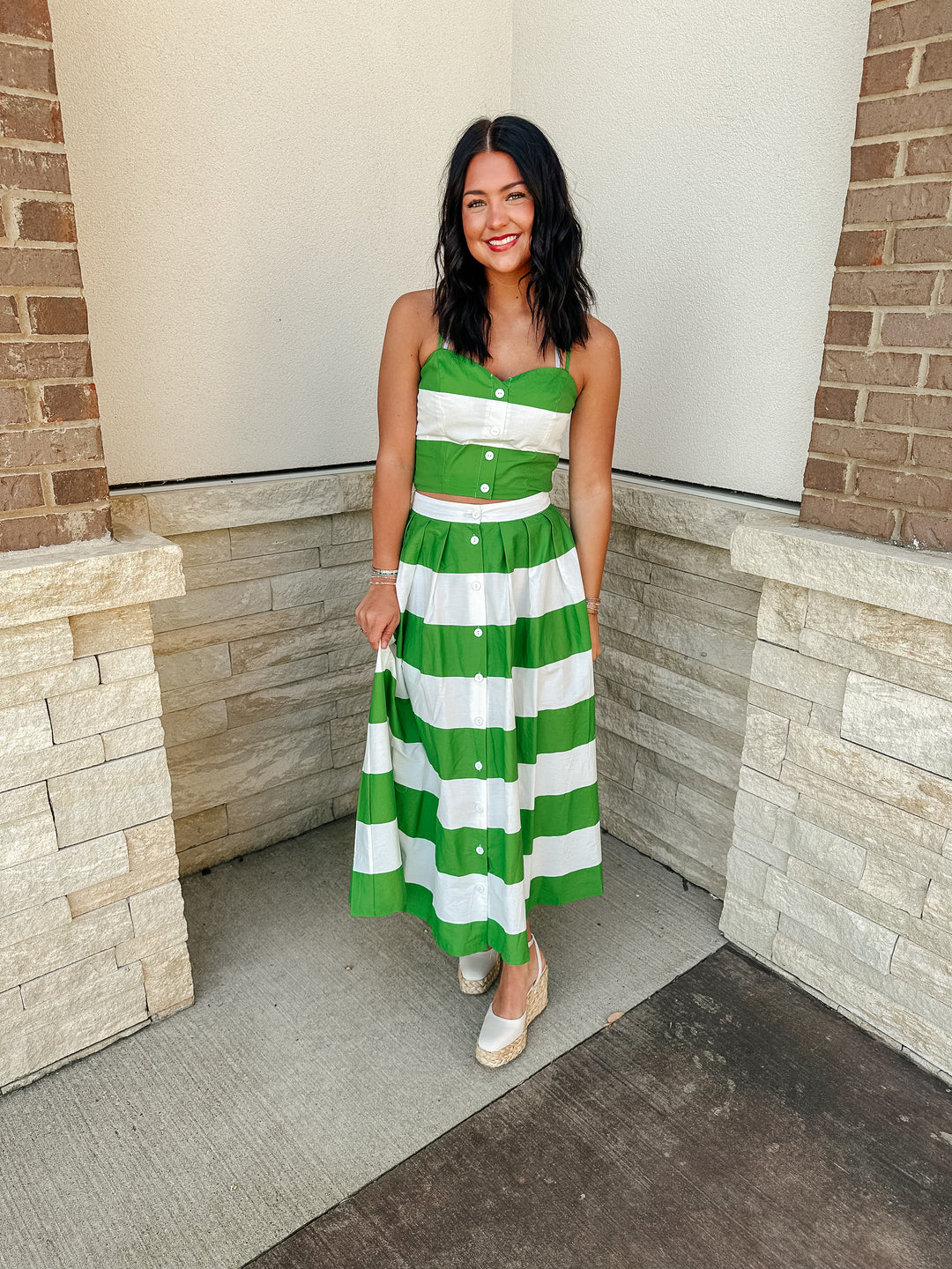 green dress for masters Comment MASTERS for outfits. These three green outfits are perfect for the golf course, whether you are attending The Masters Tournament, or cheering from your couch. I focused on classic details that